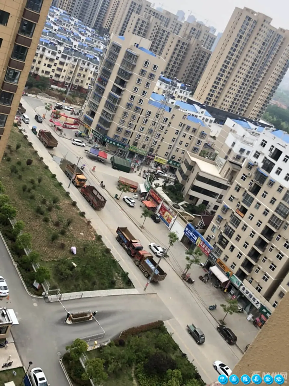 东方锦园门口大路成货车停车场无人管近期发布