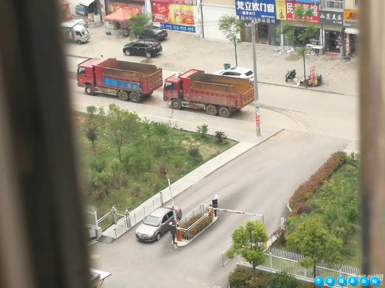 东方锦园门口大路成货车停车场无人管近期发布