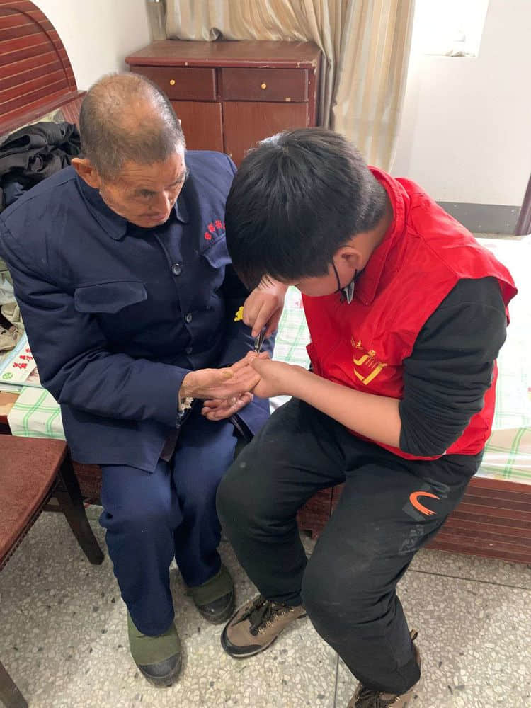 曾都区何店镇中心学校志愿者到敬老院开展志愿服务活动社会公益行动