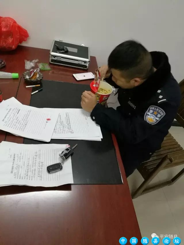 风雪“添堵”,战斗在一线的随县交警愿您返程平安!春运返程安全,交警坚守岗位,大雪交通安全